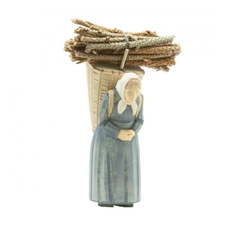 Femme avec une hutte