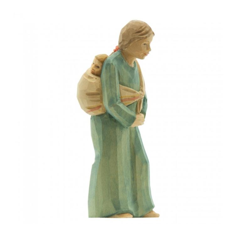 Frau mit Kleinkind im Tuch